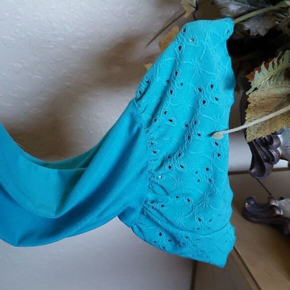 TINT & SHADOW Eyelet Trim Peasant Top - Picture 11 of 13